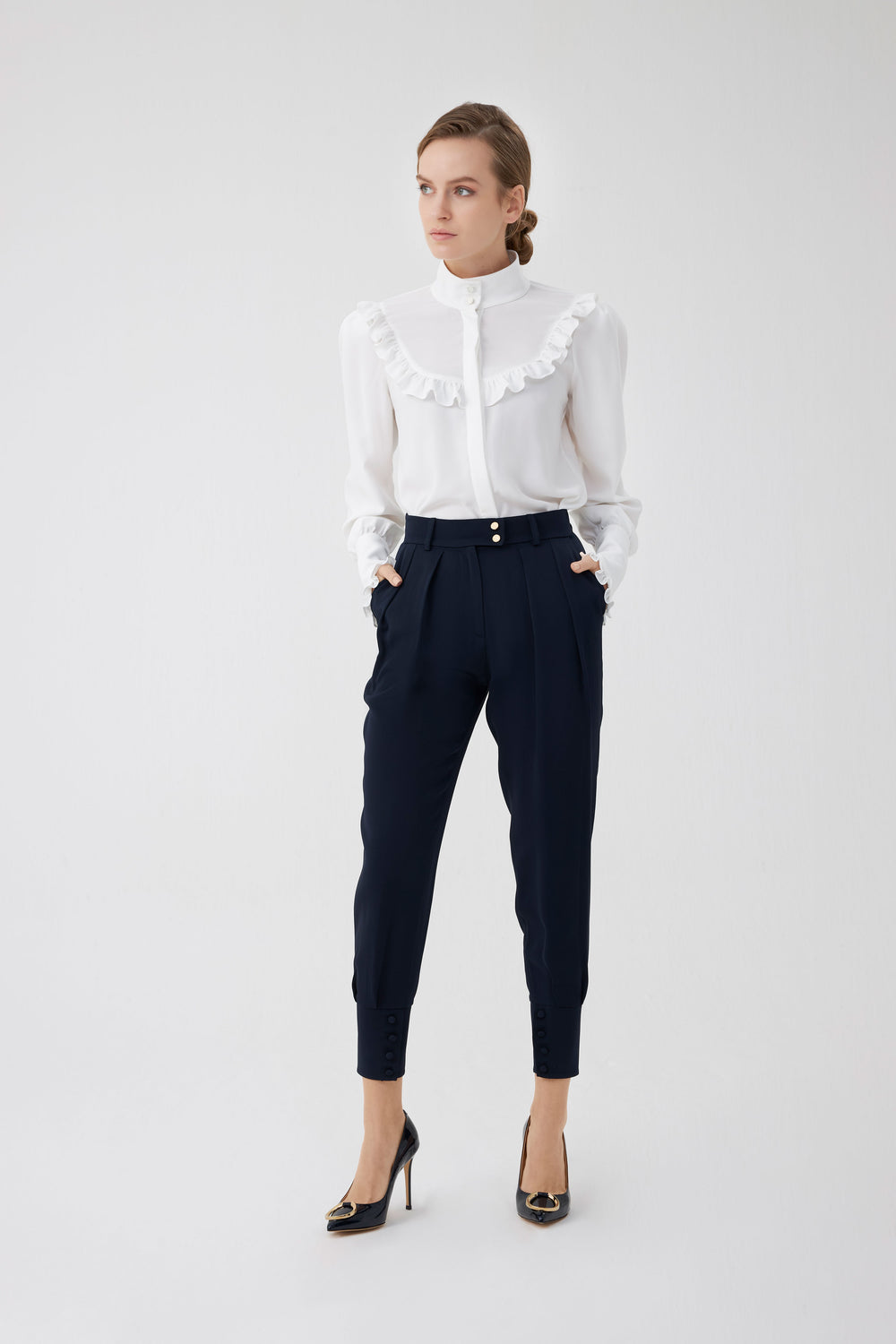Pleated tapered pants